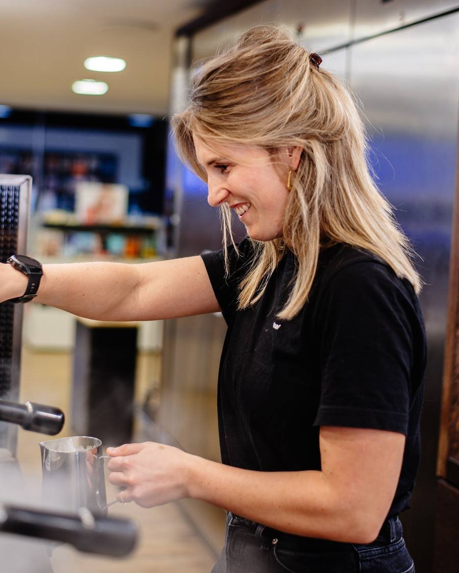 Barista aan het werk bij de espressomachine